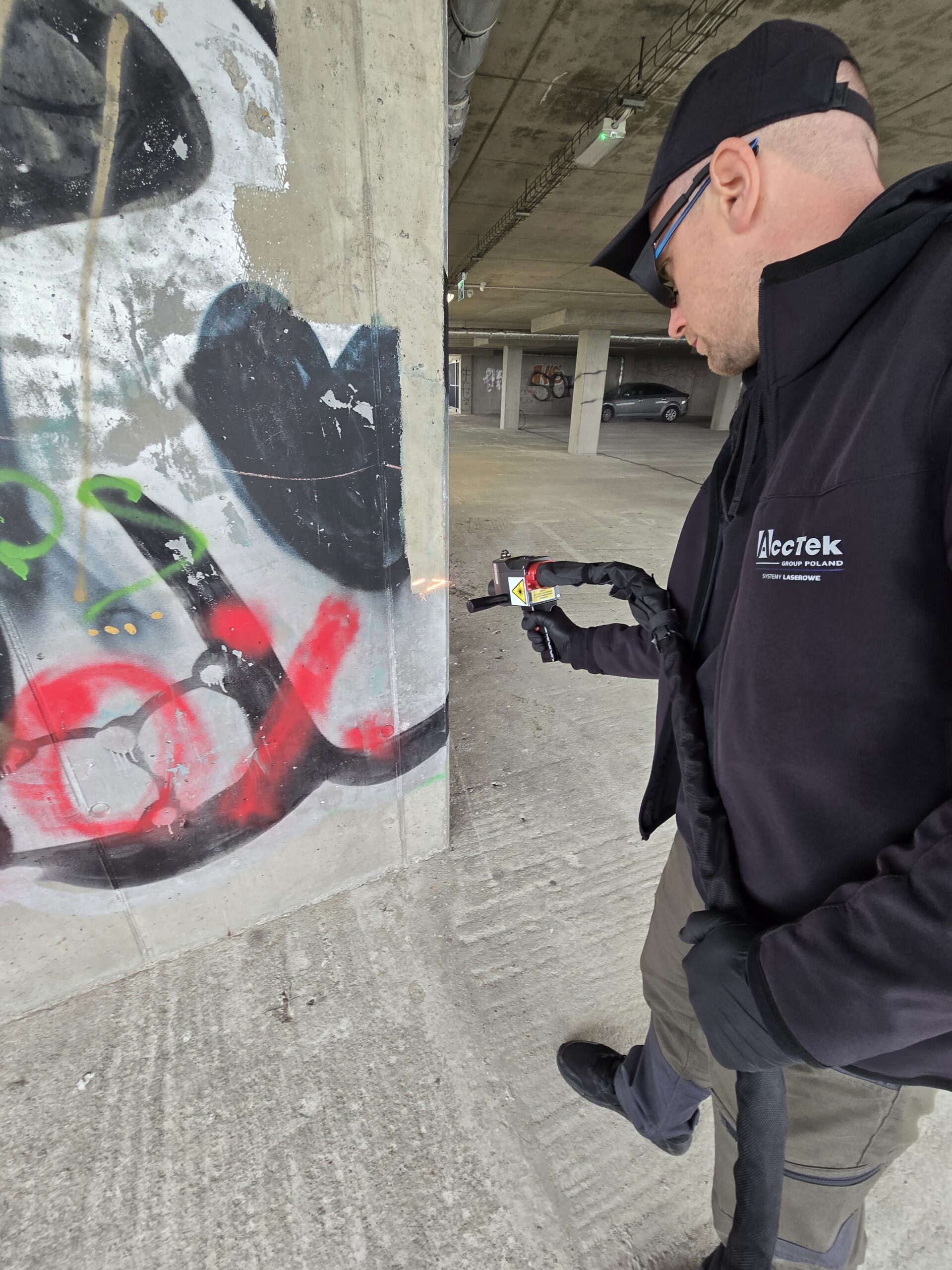 Proces czyszczenia graffiti z powierzchni betonowej