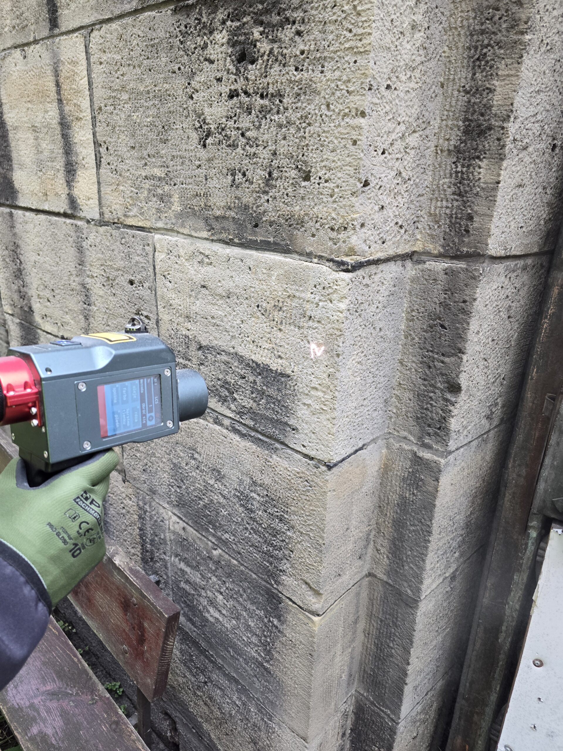 Laserowe czyszczenie elewacji budynku z zabrudzeń atmosferycznych