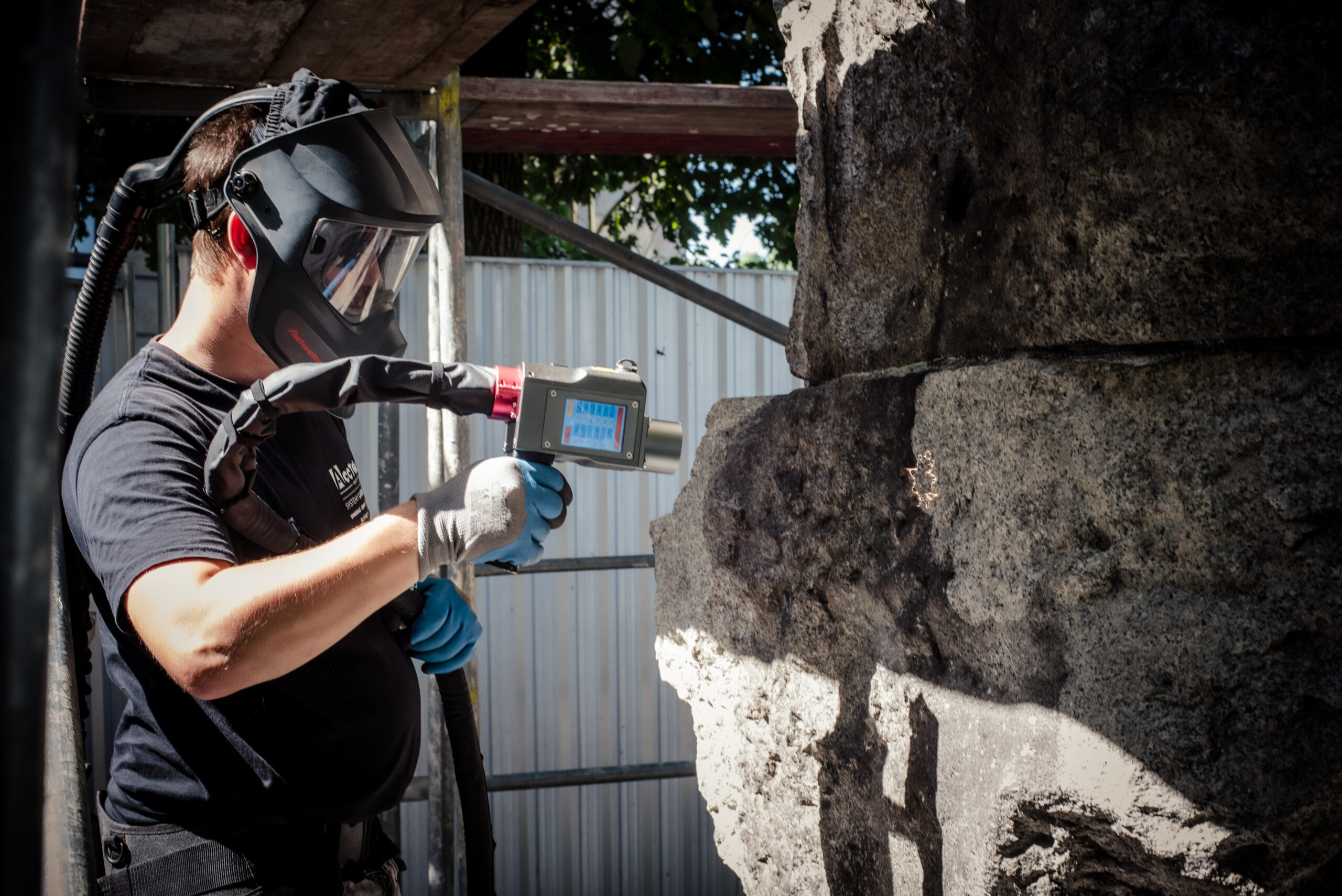 Prace renowacyjne: laser usuwa osady z pomnika poety Józefa Czechowicza w Lublinie