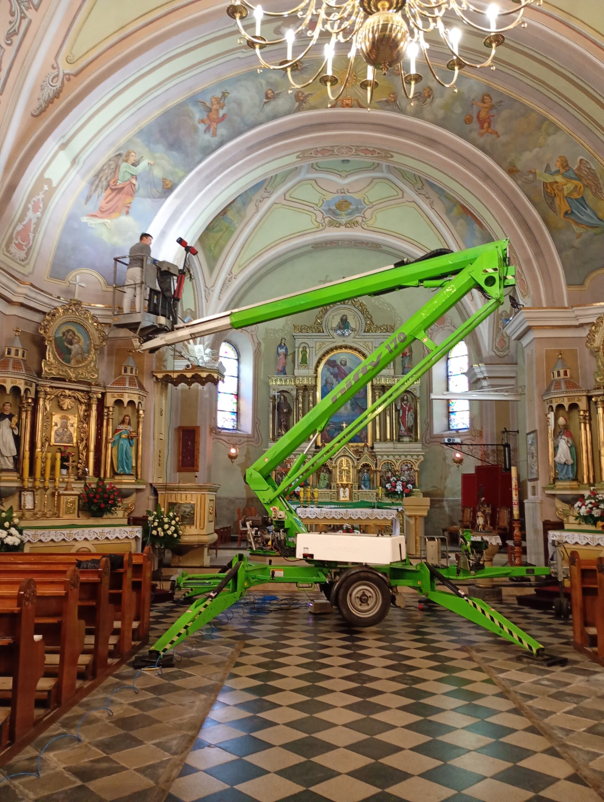 Oczyszczanie polichromii z nalotów i osadów