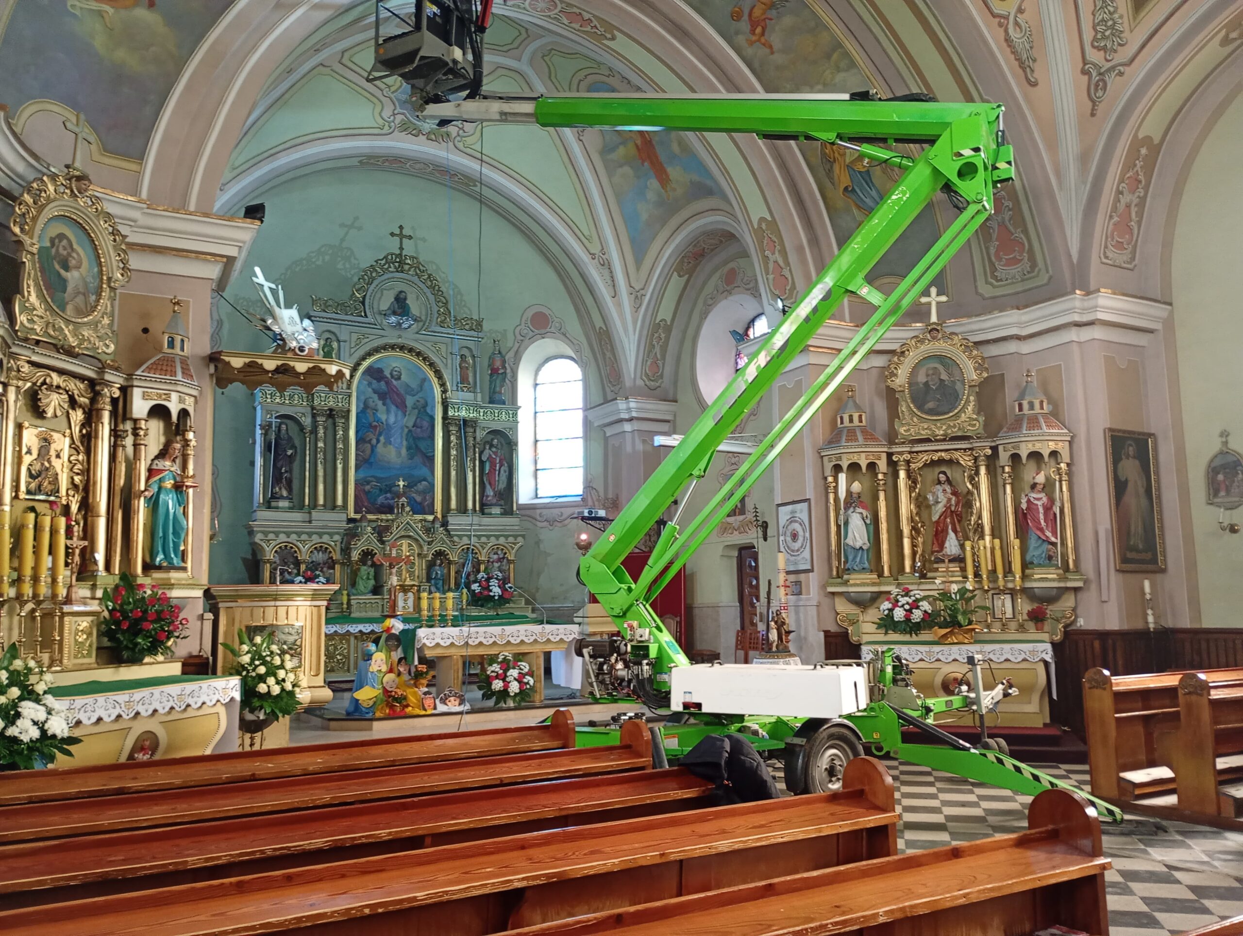 Precyzyjne czyszczenie polichromii w obiekcie sakralnym